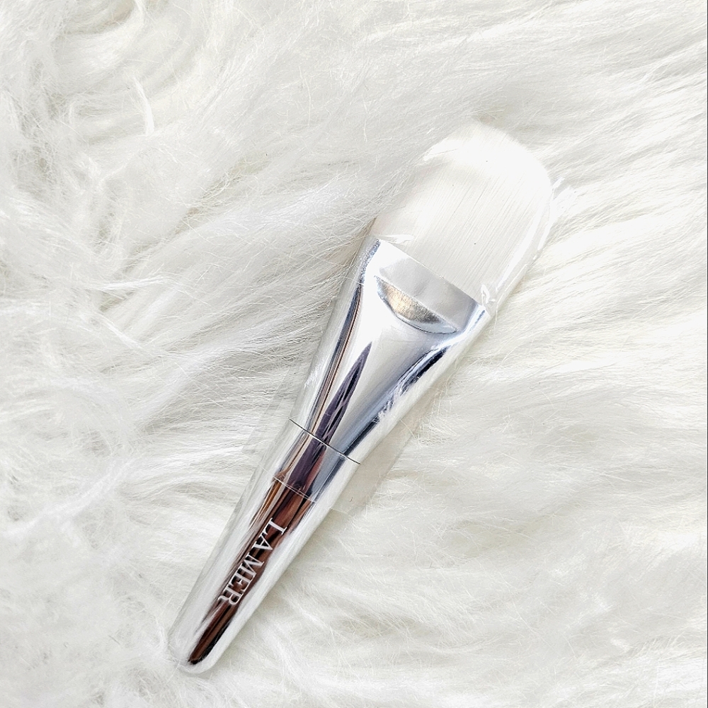 COPY - Brand new La Mer travel makeup brush